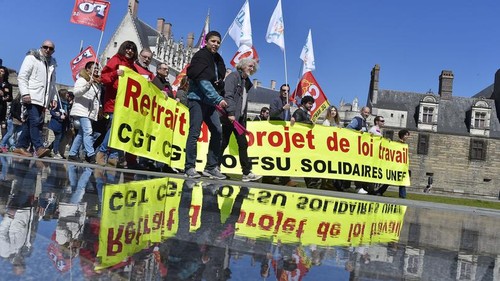 Loi travail : plusieurs milliers de personnes manifestent en France contre le 49-3  - ảnh 1